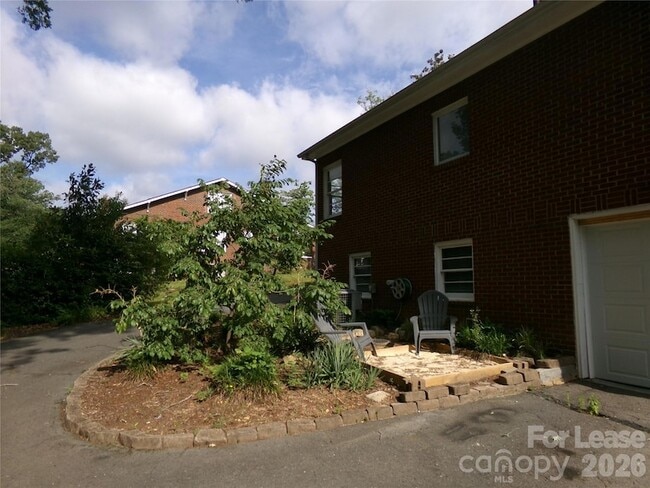 Building Photo - 1631 Maple Ave