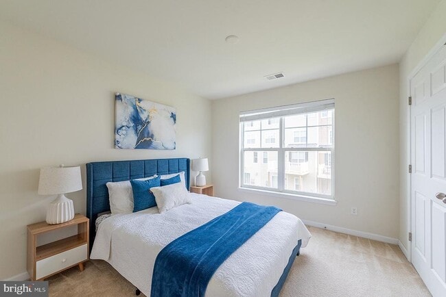 Building Photo - 43376 Town Gate Square