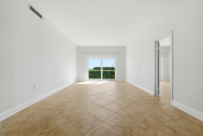 Building Photo - 615 Bayshore Dr