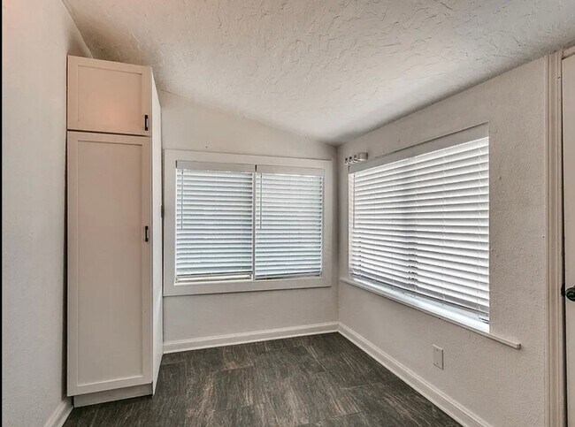Building Photo - Fully Remolded 2bed/2bath with a Versatile...