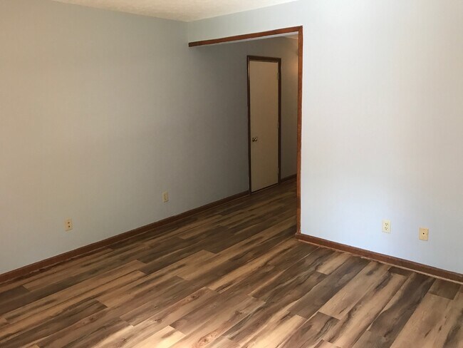 Building Photo - 601 S Park Square Dr