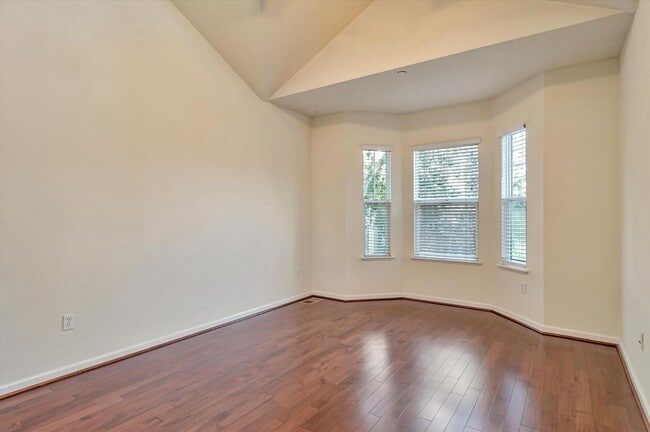 Building Photo - 581 Bridgeport Terrace