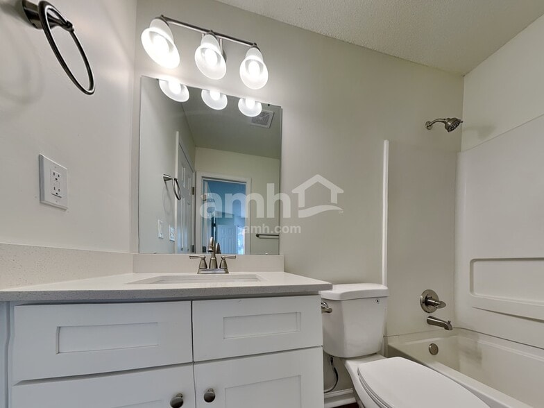 Building Photo - 6136 Swabia Ln