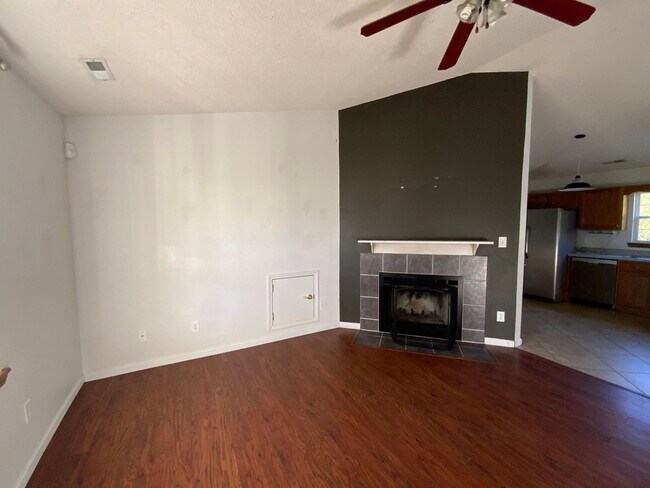 Building Photo - 3 BR 2 BA Southwest