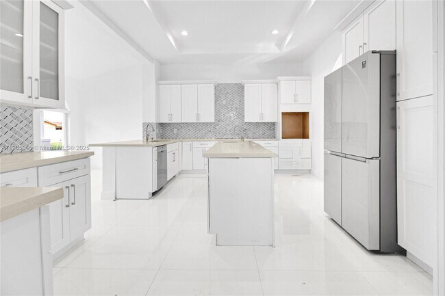 Building Photo - 425 SW 129th Ave