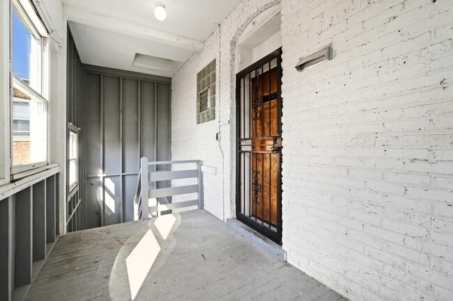 Building Photo - 4831 W Roscoe St