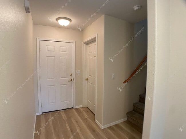 Building Photo - Bright 3 BR - 3 BA Townhouse in Redmond