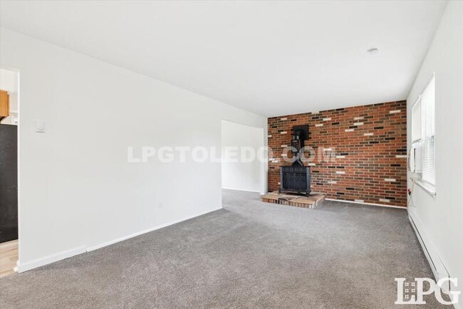Building Photo - 4336 Deerwood Ln