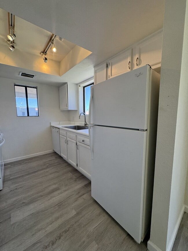 Building Photo - 850 S River Dr