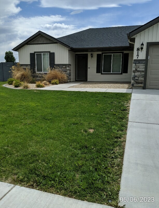 Building Photo - 817 Craven Ave
