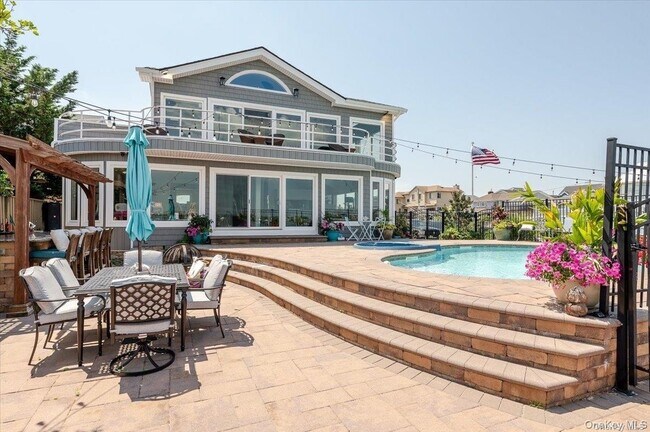 Building Photo - 94 Heron St