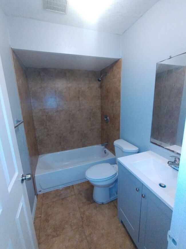 Building Photo - 2420-2422 Chestnut Woods Dr