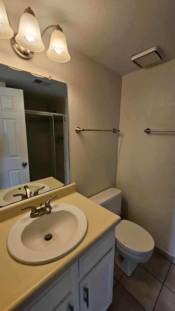 Building Photo - Cute condo for rent, 2 bedrooms, 2.5 bath