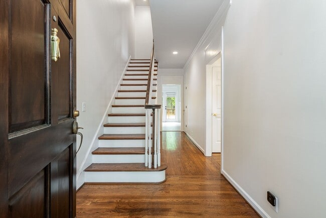 Building Photo - Newly Renovated 2-Bedroom Townhome in the Heart of Green Hills