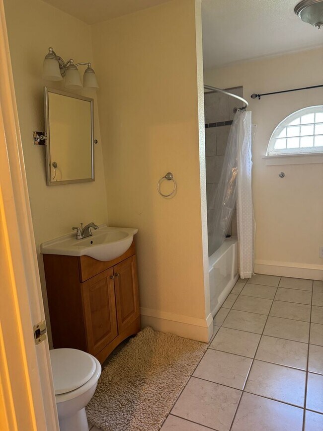 Building Photo - Beautiful Classic 4+ Bedroom 3,800 Sq. Ft....