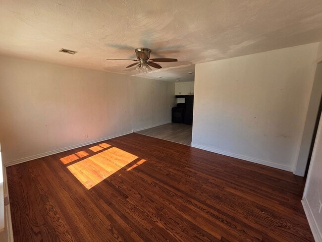 Building Photo - FOR RENT – 3 Bed / 1.5 Bath Home – $1,500/mo