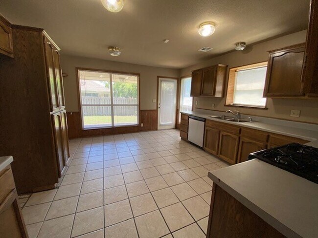 Building Photo - AVAILABLE NOW!! Corner lot 3-Bed, 2-Bath, ...