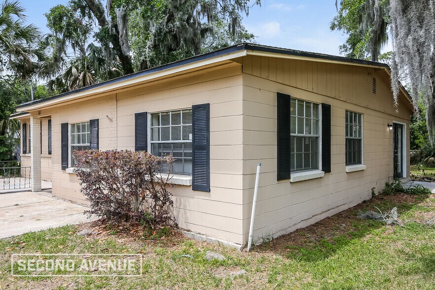 Building Photo - 1021 Lake Forest Blvd