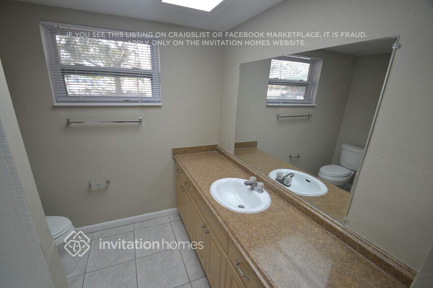 Building Photo - 130 NE Madison Cir N