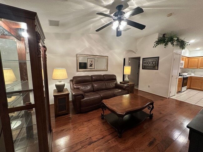 Building Photo - BEAUTIFUL 2 Bedroom 2 Bath Home