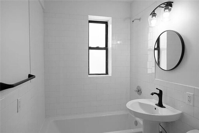 Building Photo - Renovated Spacious 1 Bedroom 1 Bathroom