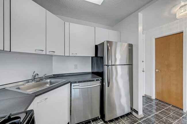 Building Photo - 703 Pelham Rd