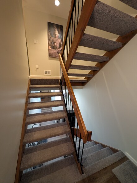 Building Photo - 456 Willow Ct