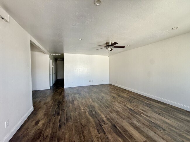 Building Photo - Comfortable 3 bedroom in convenient Hollister location