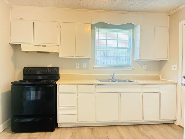 Building Photo - 1733 Finchley Dr