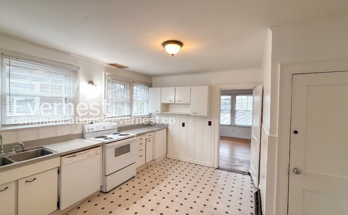 Building Photo - 1125 Highland Dr