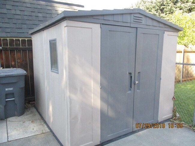 Building Photo - 2 Blocks from the river!!