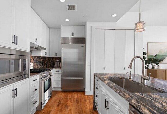 Building Photo - 610 E Market-505.4