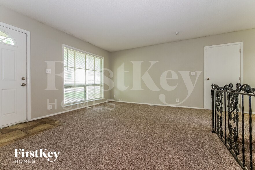 Building Photo - 9309 Farley Ave