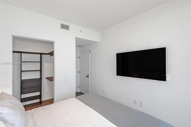 Building Photo - 398 NE 5th St