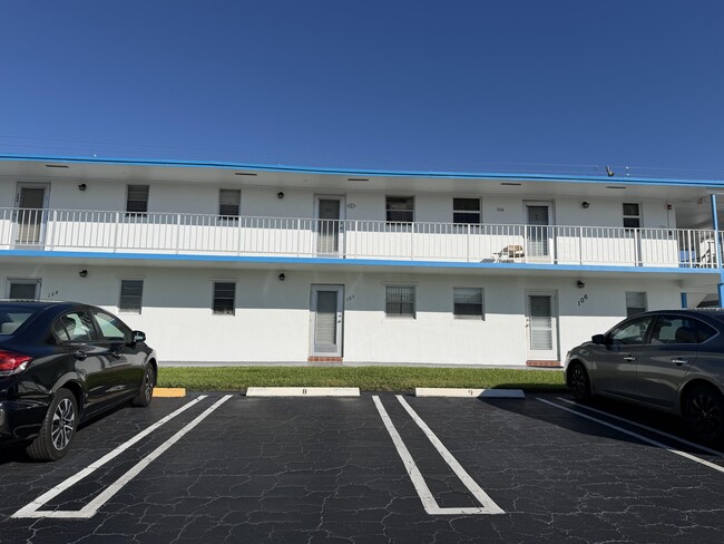 Building Photo - 1113 Lake Terrace