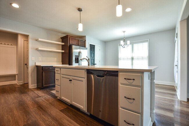 Building Photo - Pet Friendly Four Bedroom!