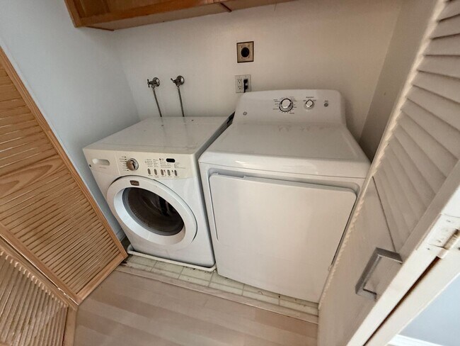 Building Photo - Beautiful 3-bedroom, 2.5-bath tri-level to...