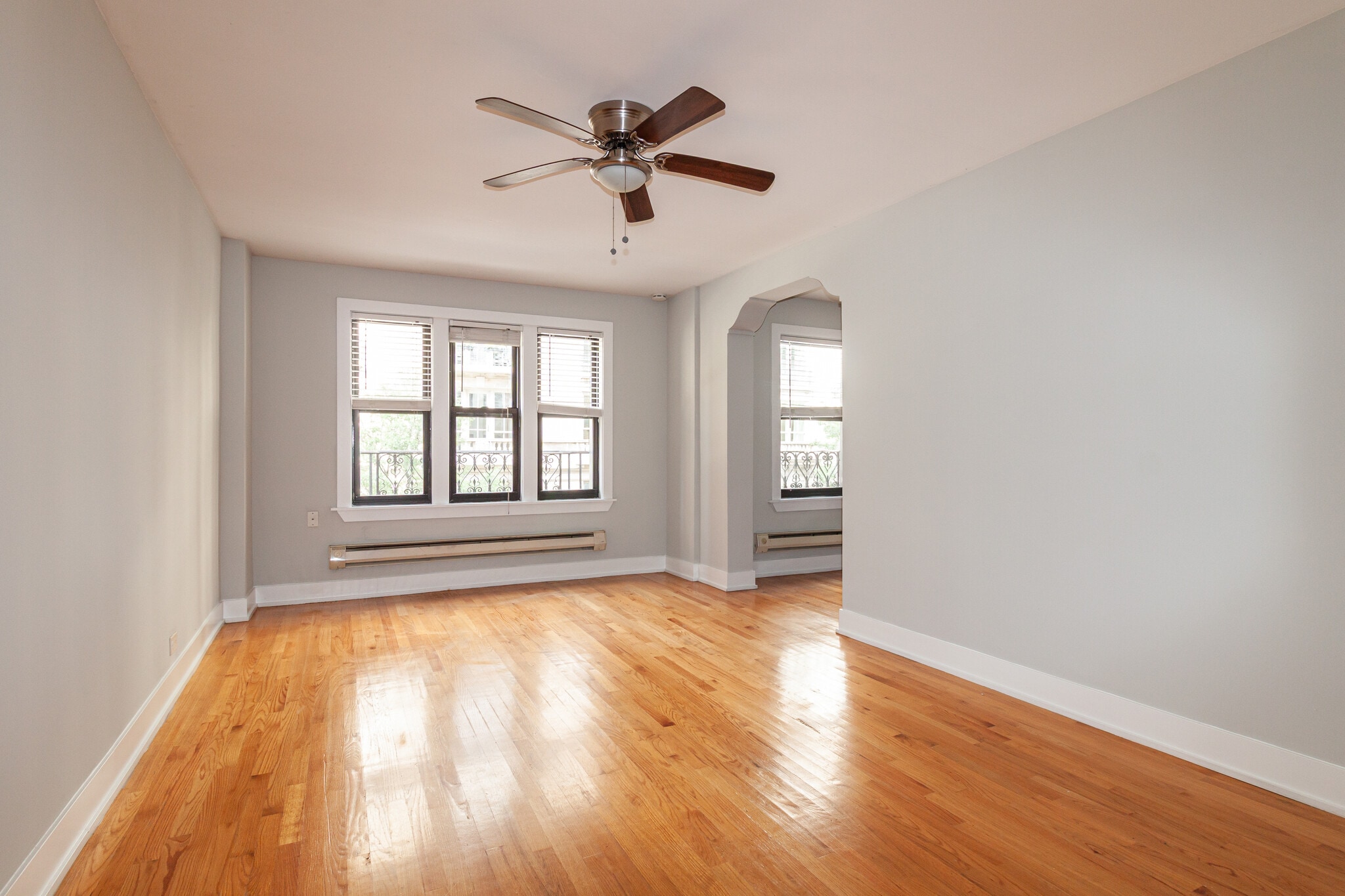 Building Photo - 435 W Roscoe St