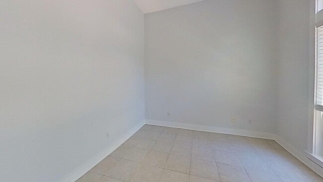 Building Photo - 3 Bdrm Home with 3rd floor loft in Pt Washington