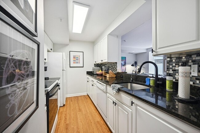 Building Photo - 1BR/1BA w/ Private Patio in DuPont Circle! Location, Location, Location!