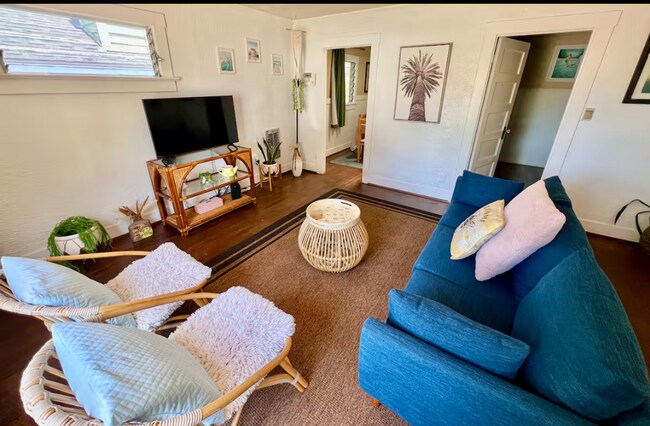 Building Photo - Coastal Charm in the Heart of Encinitas – 2 Bed, 1 Bath Avail 12/1