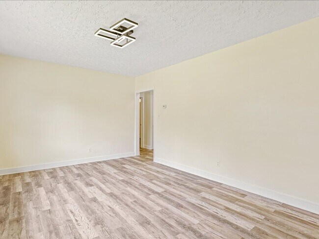 Building Photo - Luxury Remodeled 4 Bedrooms  2 Full Baths