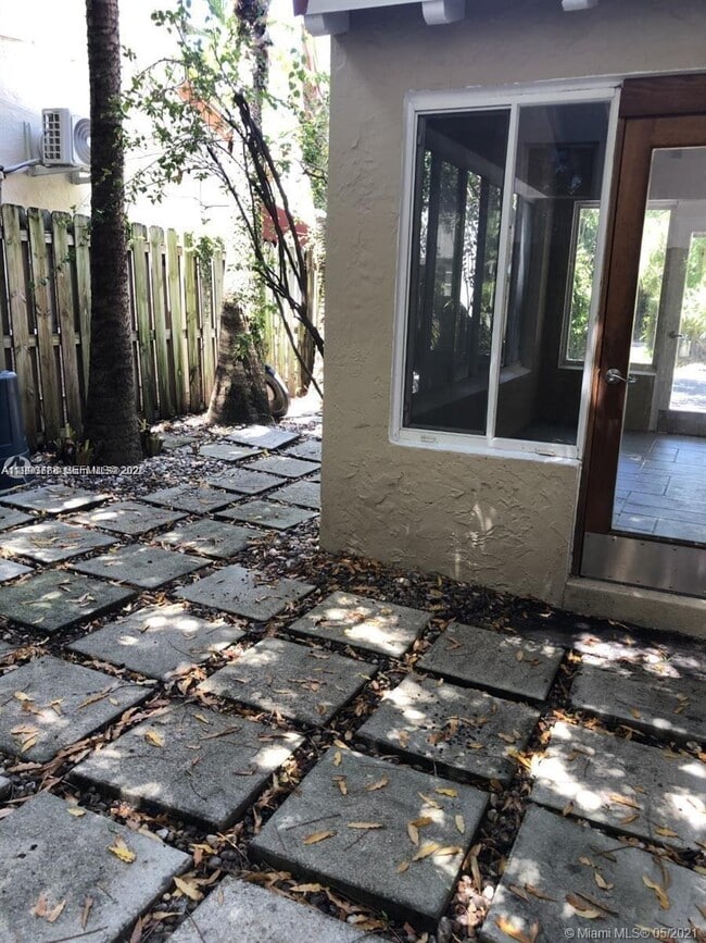 Building Photo - 329 W 28th St