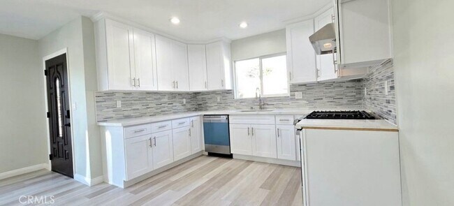 Building Photo - 5830 N Vista St