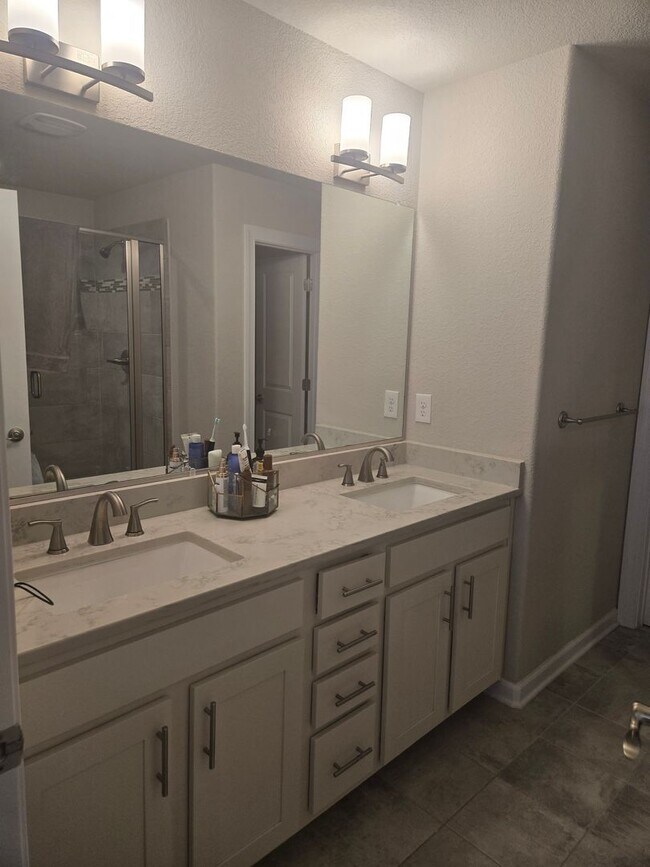 Building Photo - Beautiful model home end unit