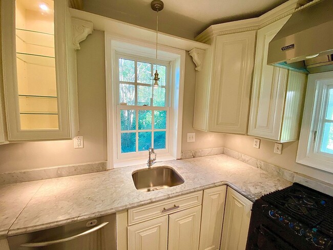 Building Photo - Stunning 4 Bed/3.5 Bath Historic Home - Be...