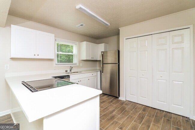 Building Photo - 517 Benson Hurst Dr SW