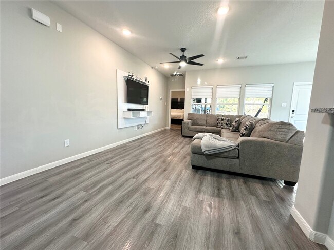 Building Photo - 844 Rd 5109