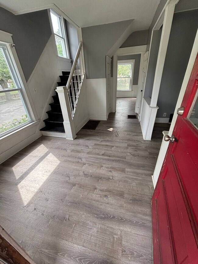 Building Photo - Large 3 Bedroom 1 Bathroom House PENDING