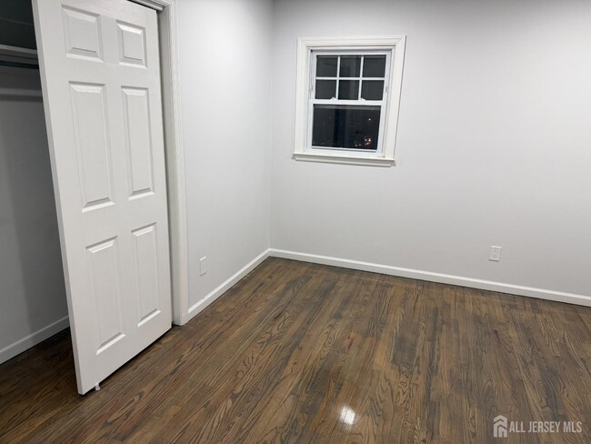 Building Photo - 2460 Woodbridge Ave